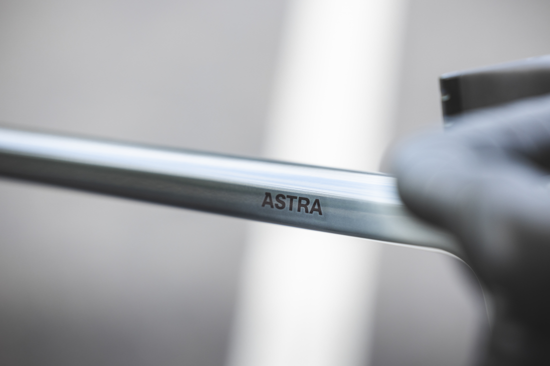 Astra disc, gray asphalt, Sram Rival eTap AXS, Microtech MrLite, 2023